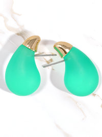 Frosted and clear teardrop stud earrings in green with gold tips.