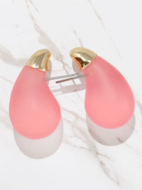 Frosted and clear teardrop stud earrings in pink with gold tips.