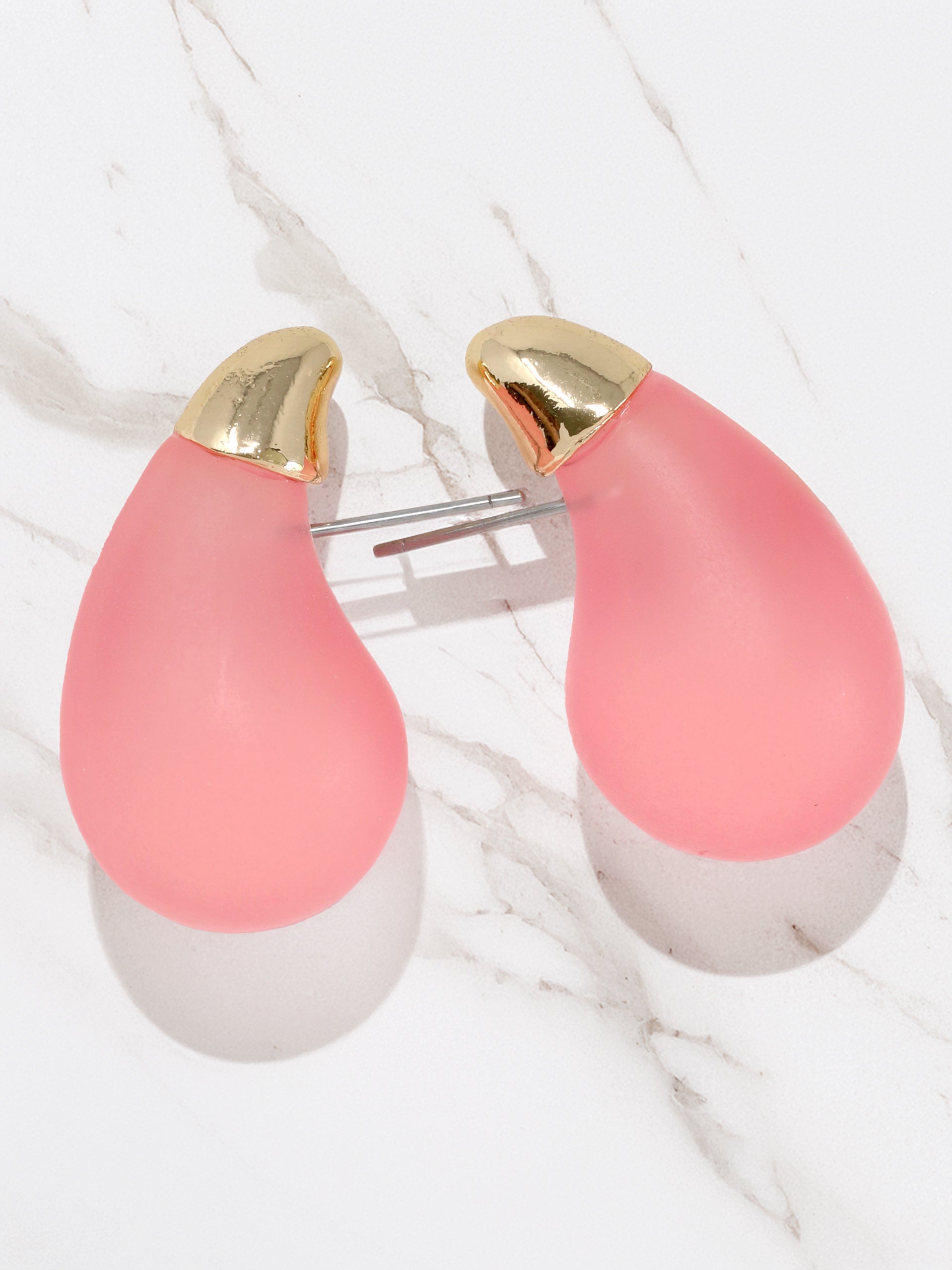 Frosted and clear teardrop stud earrings in pink with gold tips.