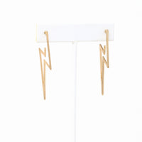 A pair of modern lightning bold hoop earrings in gold.