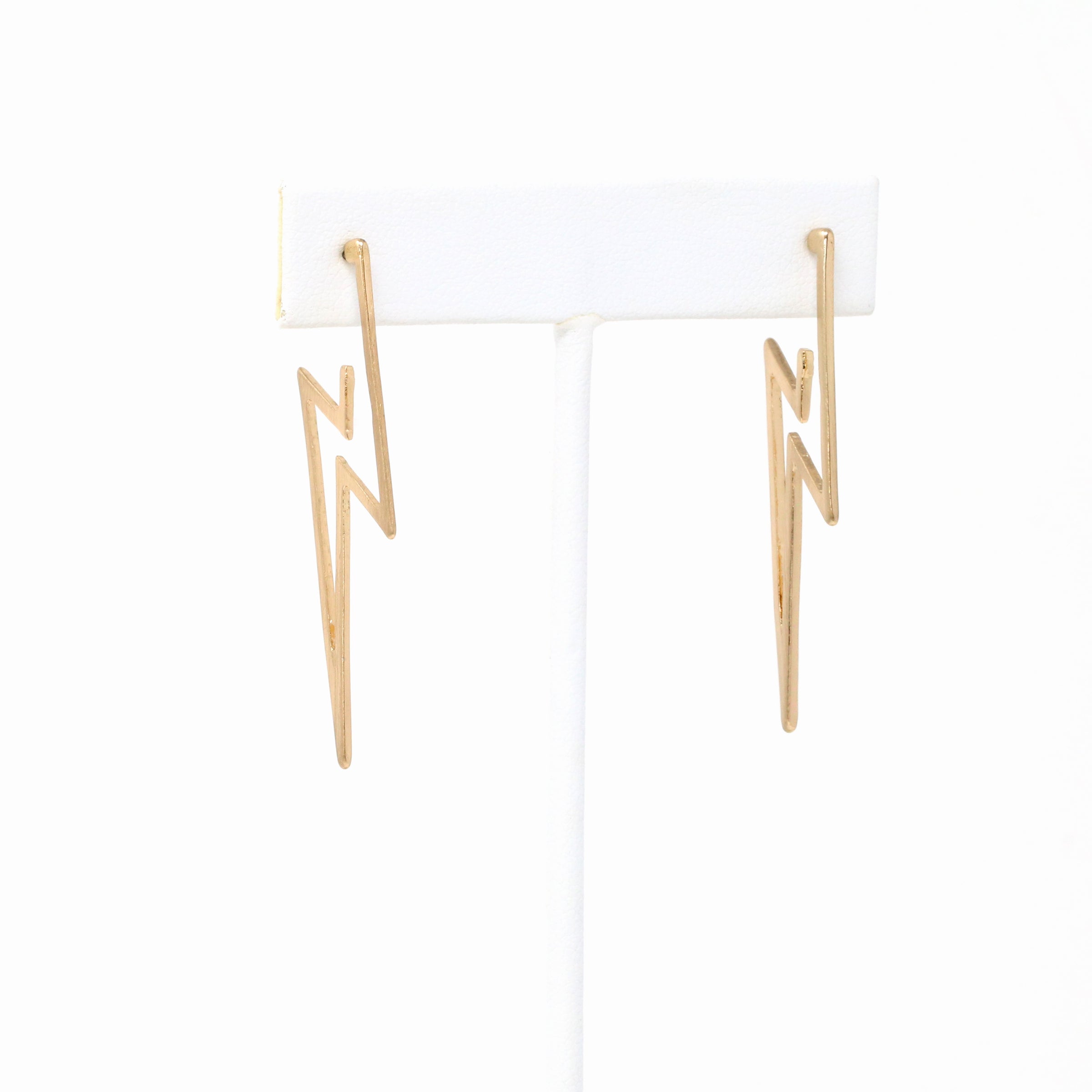 A pair of modern lightning bold hoop earrings in gold.
