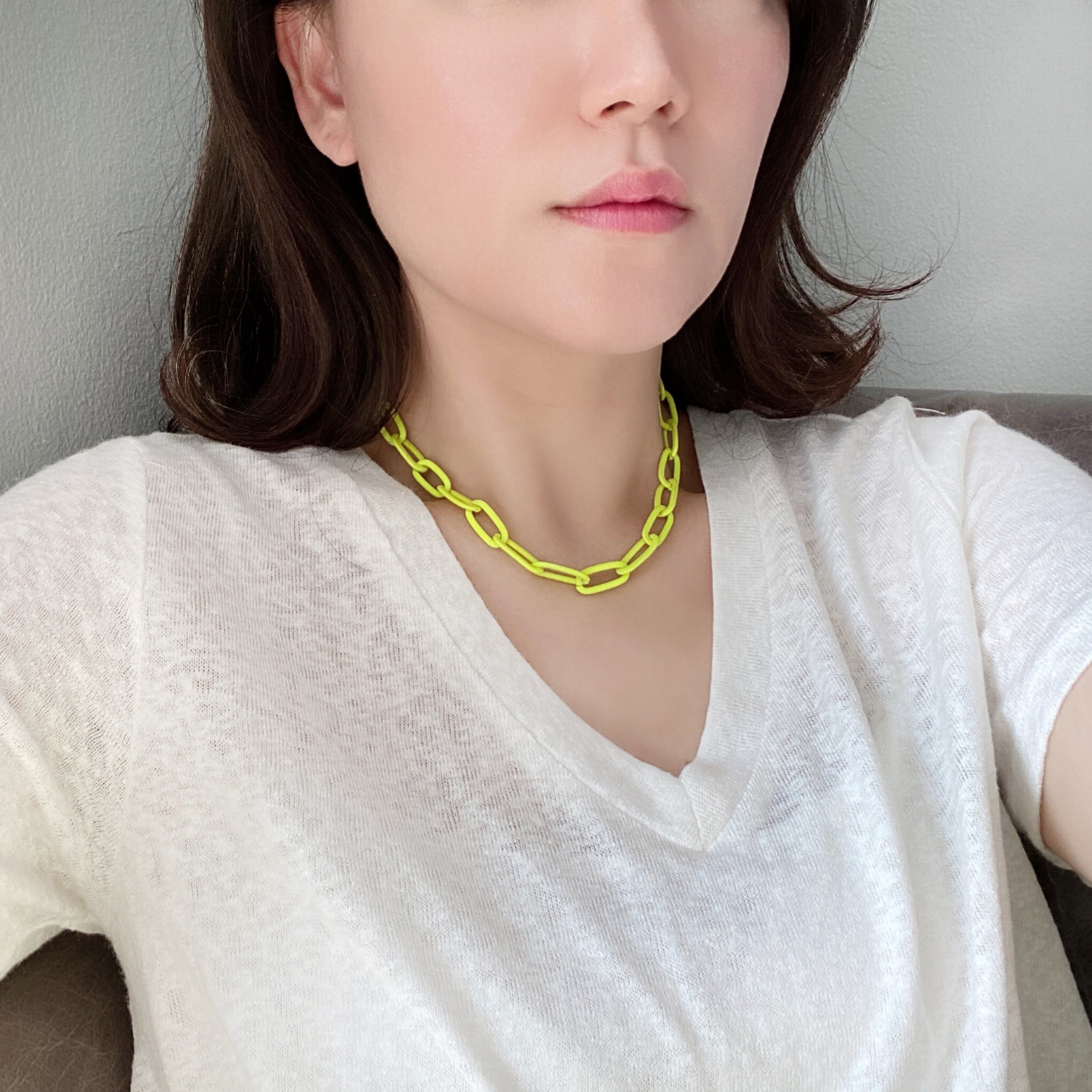 Featuring a stunning paperclip chain short necklace in a pop of vibrant neon yellow color to your outfit.