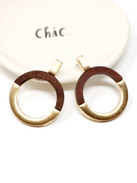 Gold and brown circular earrings on a white background with 'Chic' text.