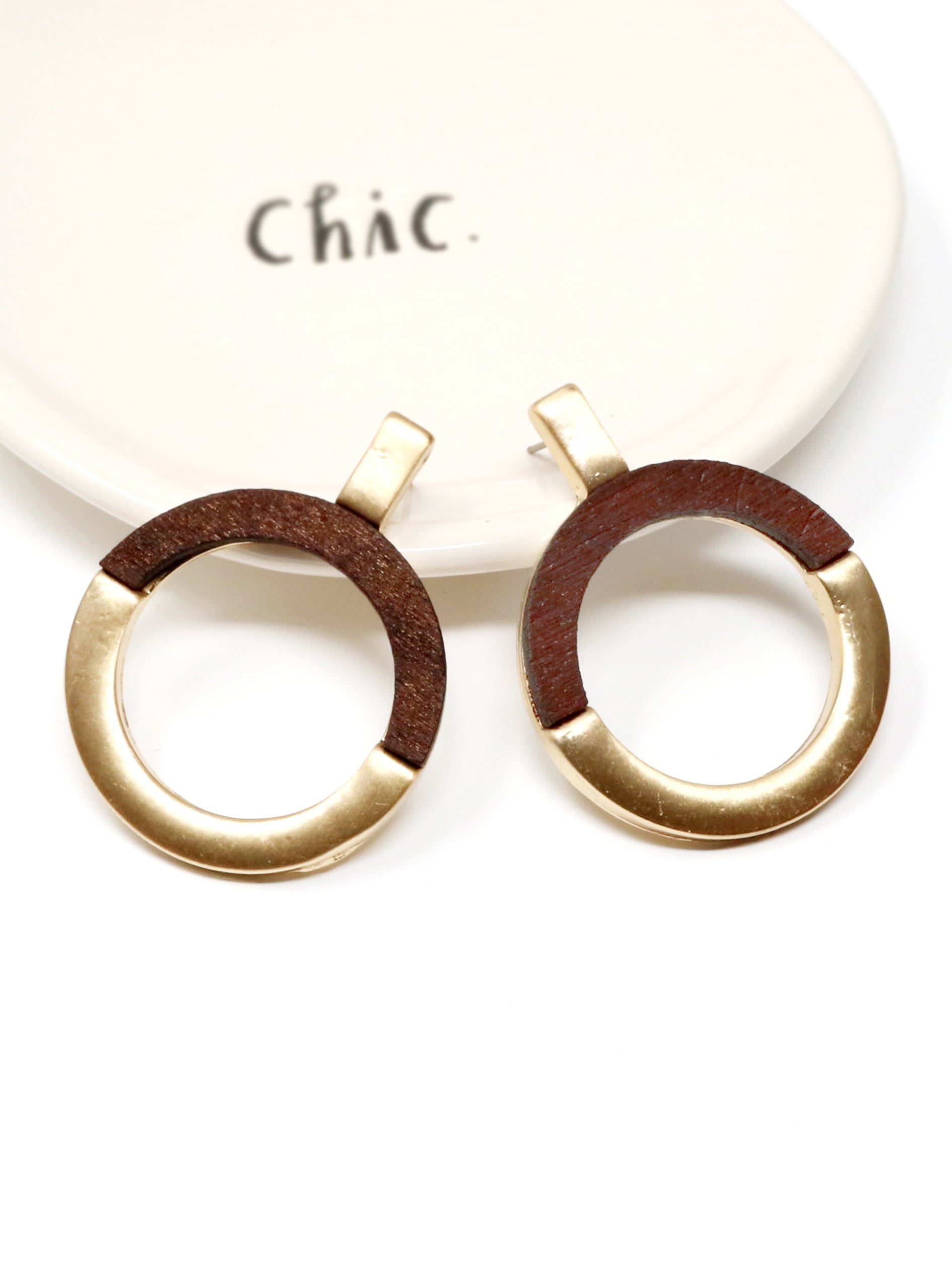 Gold and brown circular earrings on a white background with 'Chic' text.