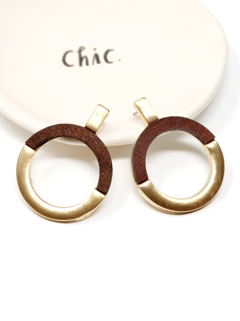Gold and brown circular earrings on a white background with 'Chic' text.