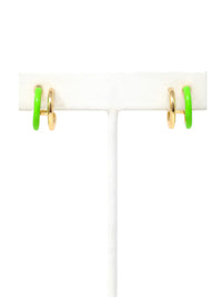 Gold-plated double hoop earrings with vibrant neon-colored accents in neon green featuring a modern 15mm design.