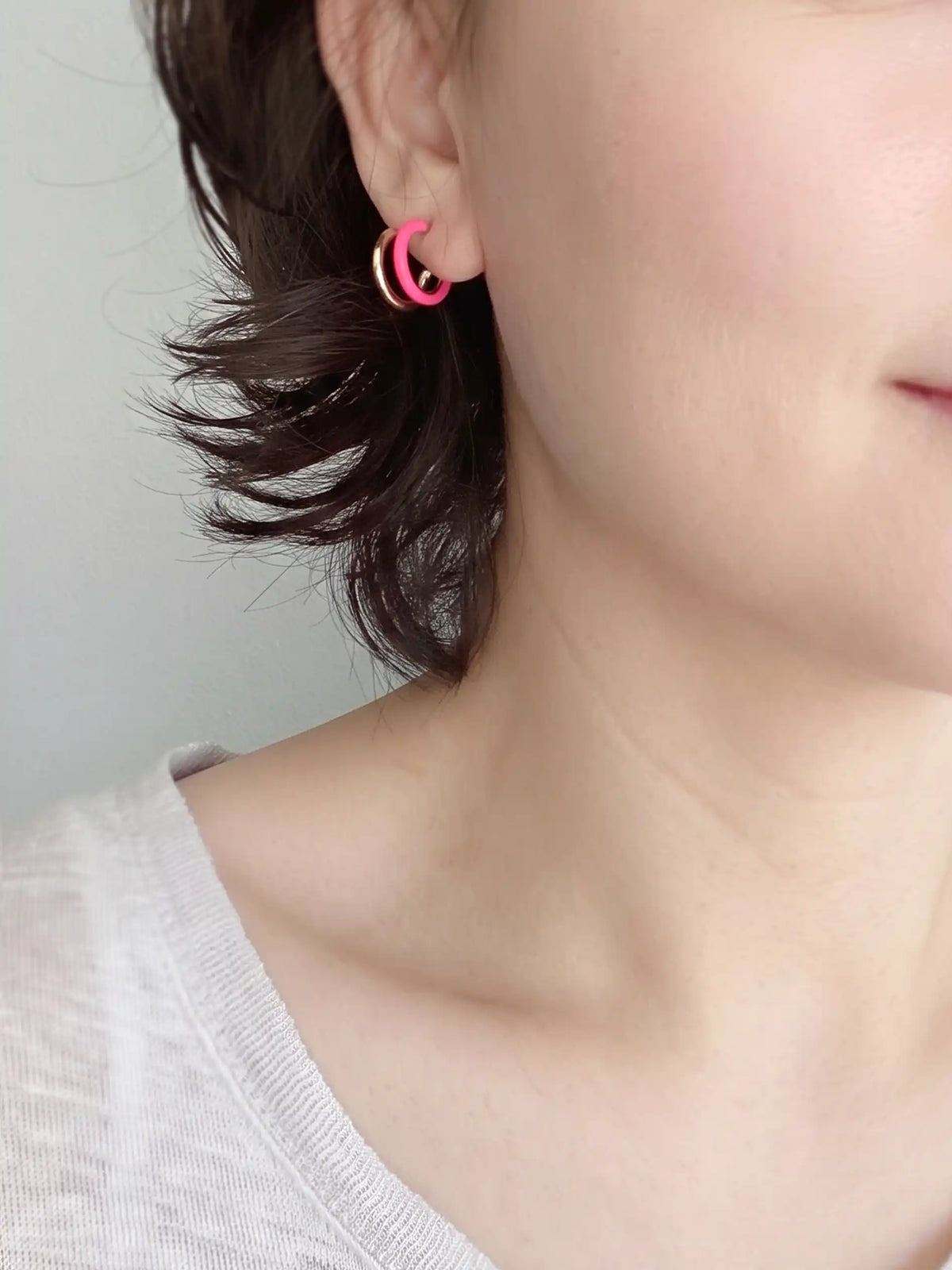 Gold-plated double hoop earrings with vibrant neon-colored accents in neon pink featuring a modern 15mm design.