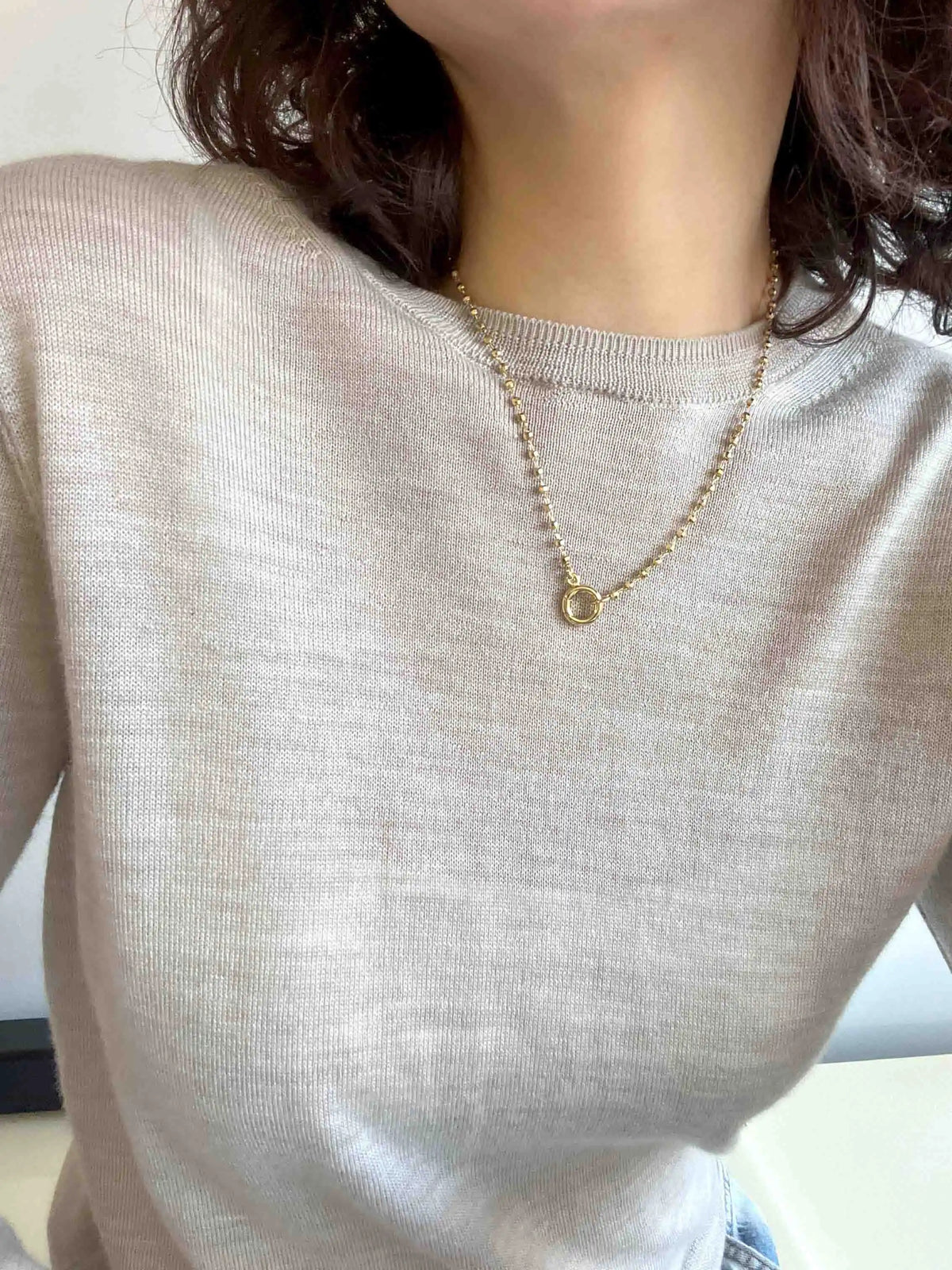 Circle Carabiner Lock Necklace - a sleek and versatile accessory ideal for daily wear, effortlessly enhancing personal style. Its innovative design allows for easy charm customization with a simple push-to-open and close mechanism.