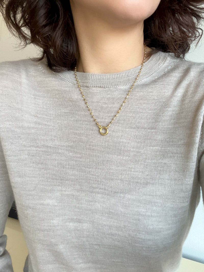 Circle Carabiner Lock Necklace - a sleek and versatile accessory ideal for daily wear, effortlessly enhancing personal style. Its innovative design allows for easy charm customization with a simple push-to-open and close mechanism.