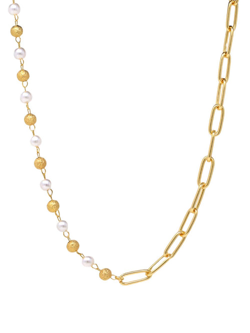 A blend of modern simplicity and timeless elegance in a paperclip chain and pearl statement necklace.