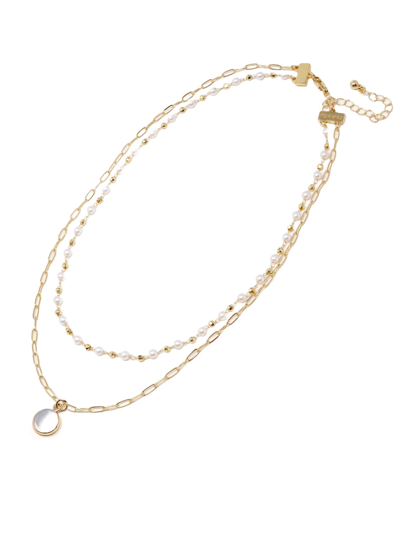 An elegant double-layered pearl and mother of pearl necklace featuring a sophisticated paperclip chain in a radiant gold finish, combining classic pearls with modern design for a timeless and stylish accessory.