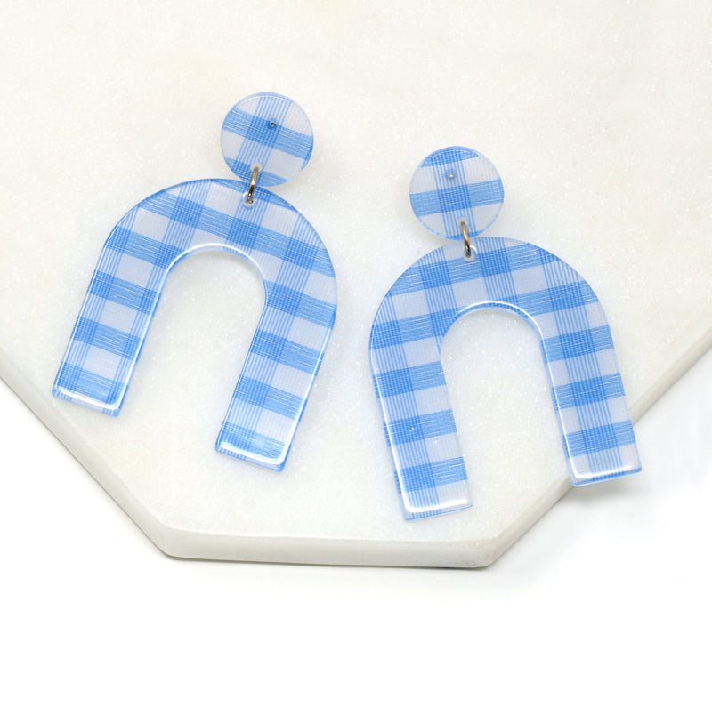 These modern push back earrings feature a unique patterned design made of resin material. They are lightweight and won't pull down your earlobe, making them comfortable to wear for extended periods.